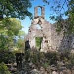Ruševine cerkvice sv. Blaž na otoku Cres med kamnito pokrajino