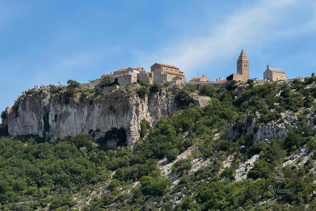 Pogled na Lubenice s poti proti plaži Sv. Ivan