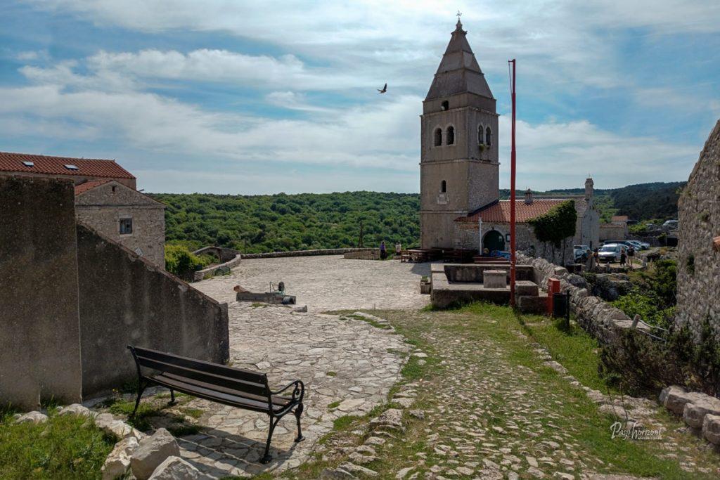 Trg s cerkvijo v Lubenicah na Cresu