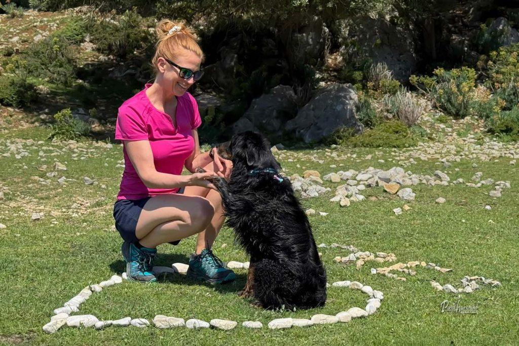 Srce iz kamenja z napisom Cresu s pasjim spremljevalcem