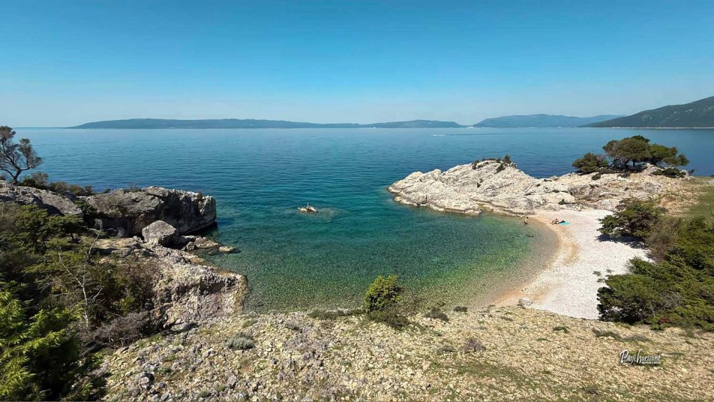 Pogled od zgoraj na zaliv sv. Blaž s turkiznim morjem na Cresu