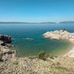 Pogled od zgoraj na zaliv sv. Blaž s turkiznim morjem na Cresu