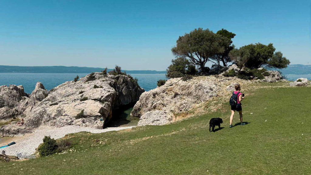 Urejen travnati del ob plaži sv. Blaž na otoku Cres