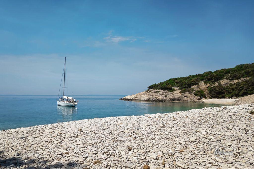 Plaža Sv. Ivan z barko na otoku Cres