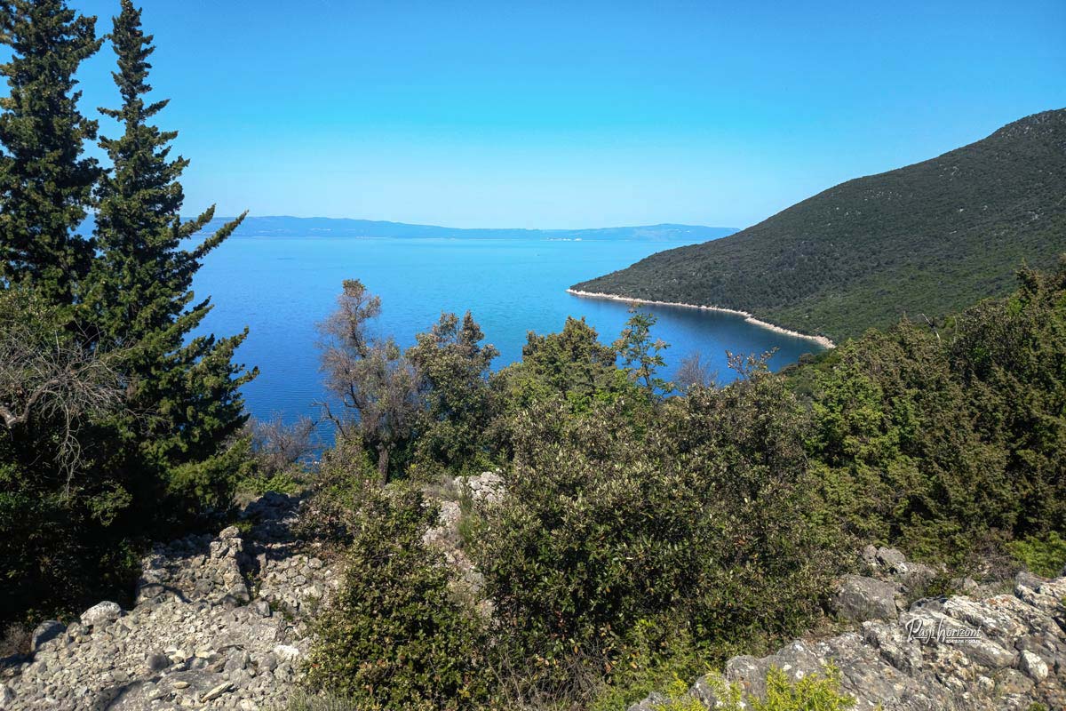Razgled na zaliv med potjo proti sv. Blažu, Cres Pogled na zaliv in cresko obalo med pohodom proti plaži sv. Blaž