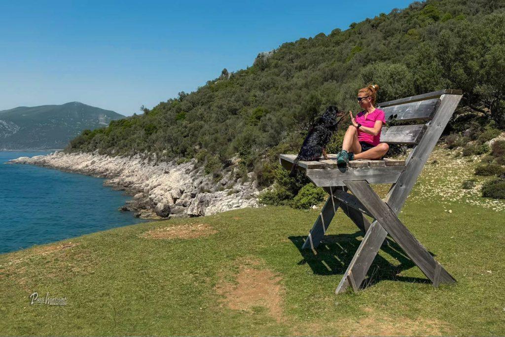Uživanje na velikem lesenem stolu ob plaži sv. Blaž na Cresu