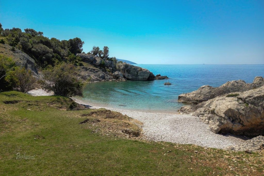 Zadnji pogled na zaliv sv. Blaž s turkiznim morjem in skalnato obalo na Cresu