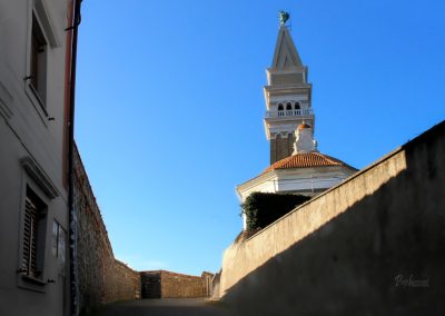 Piransko obzidje cerkve sv. Jurija in pogled na turn