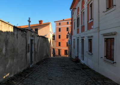 Ozke kamnite ulice starega mestnega jedra Pirana
