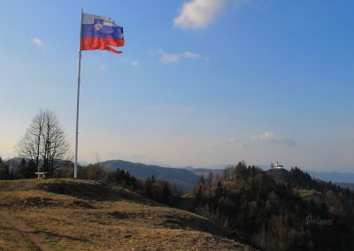 Zastava na Rogu, Polhograjsko hribovje