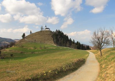 Razgled na cerkev svetega Jakoba v Polhograjskem hribovju