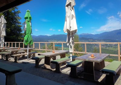 Terasa Lovske koče z razgledom na Blejsko jezero