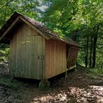 Tradicionalna lesena koča ob poti na Tolsti vrh