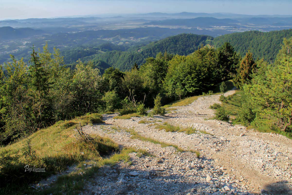 Pot na Kamniški vrh z razgledom v dolino