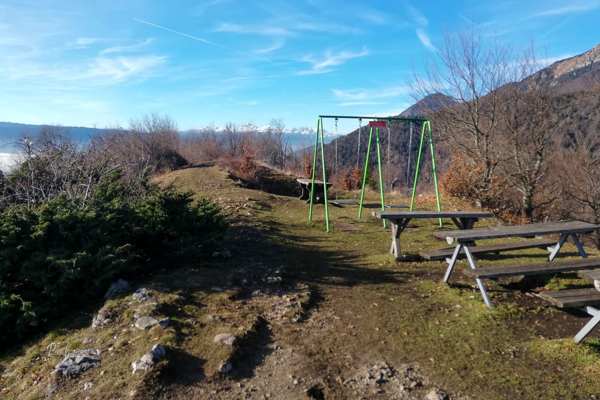 Gugalnice in lesene klopi na razglednem pobočju Svetega Jakoba nad Preddvorom