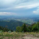 Panoramski pogled s Svetega Jakoba čez gozdnata pobočja proti Gorenjski