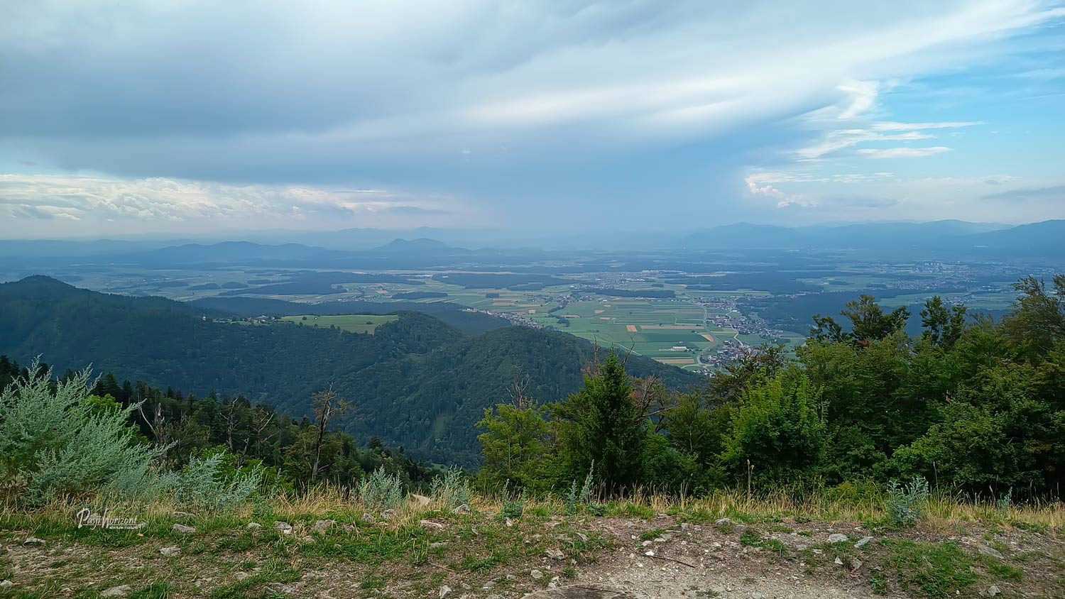 Panoramski pogled s Svetega Jakoba čez gozdnata pobočja proti Gorenjski
