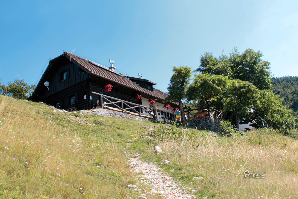Planinska koča Iskra na Svetem Jakobu nad Preddvorom med travniki