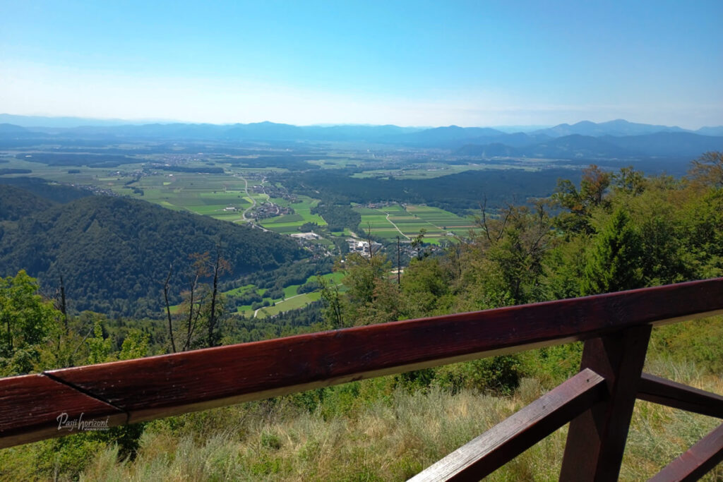 Panorama Kranjskega in Sorškega polja z razgledne točke na Svetem Jakobu