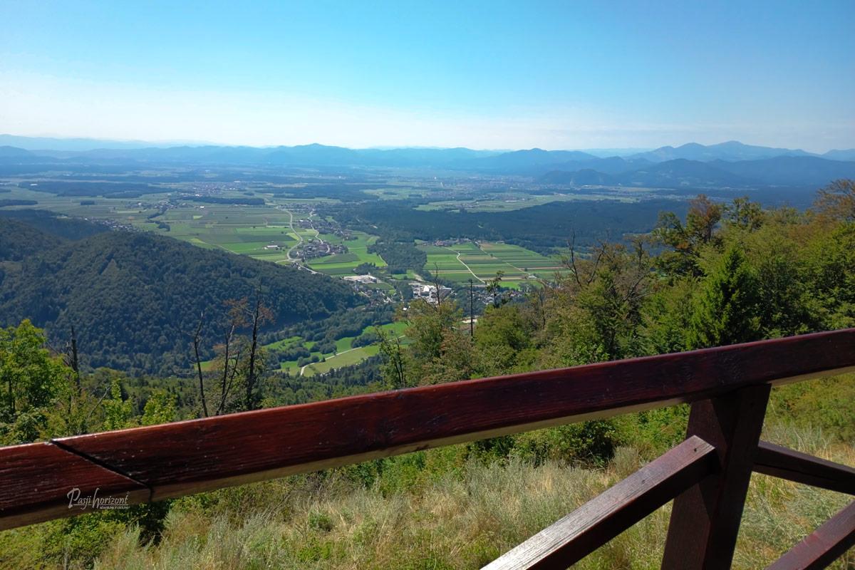 Panorama Kranjskega in Sorškega polja z razgledne točke na Svetem Jakobu