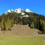 Pogled na skalnati Spodnji Plot nad travniki Zelenice